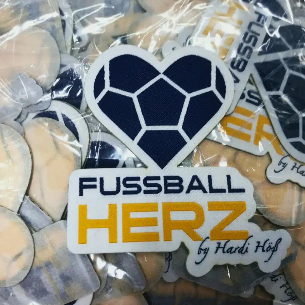 Individuelle Fussballtrikots erhöhen den Wiedererkennungswert. Professioneller Look mit Fussball Herz by Hardi Höß Weblogos.